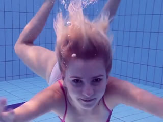 歐洲金髮鬼妹脫下泳裝在水下游泳