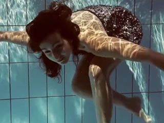 東歐鬼妹在游泳池水下裸身露屄看美味陰戶
