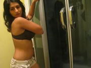 亞美尼亞少女在浴室跳脫衣豔舞