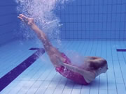 歐洲金髮鬼妹脫下泳裝在水下游泳