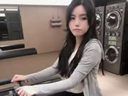 美眉踩飛輪車健身時露出奶子快閃